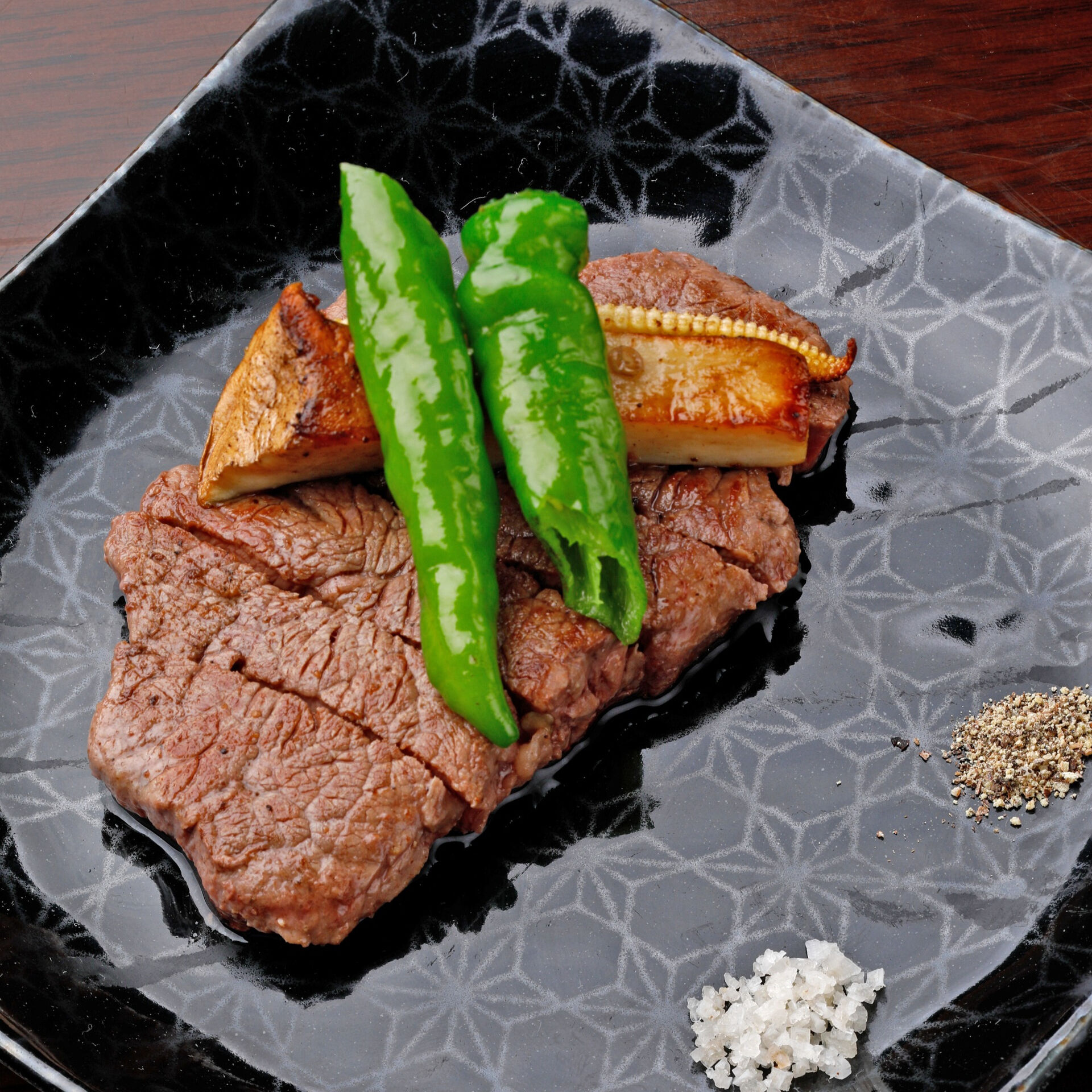 鉄板の上でジューシーに焼ける和牛を目の前で楽しむ贅沢な時間を